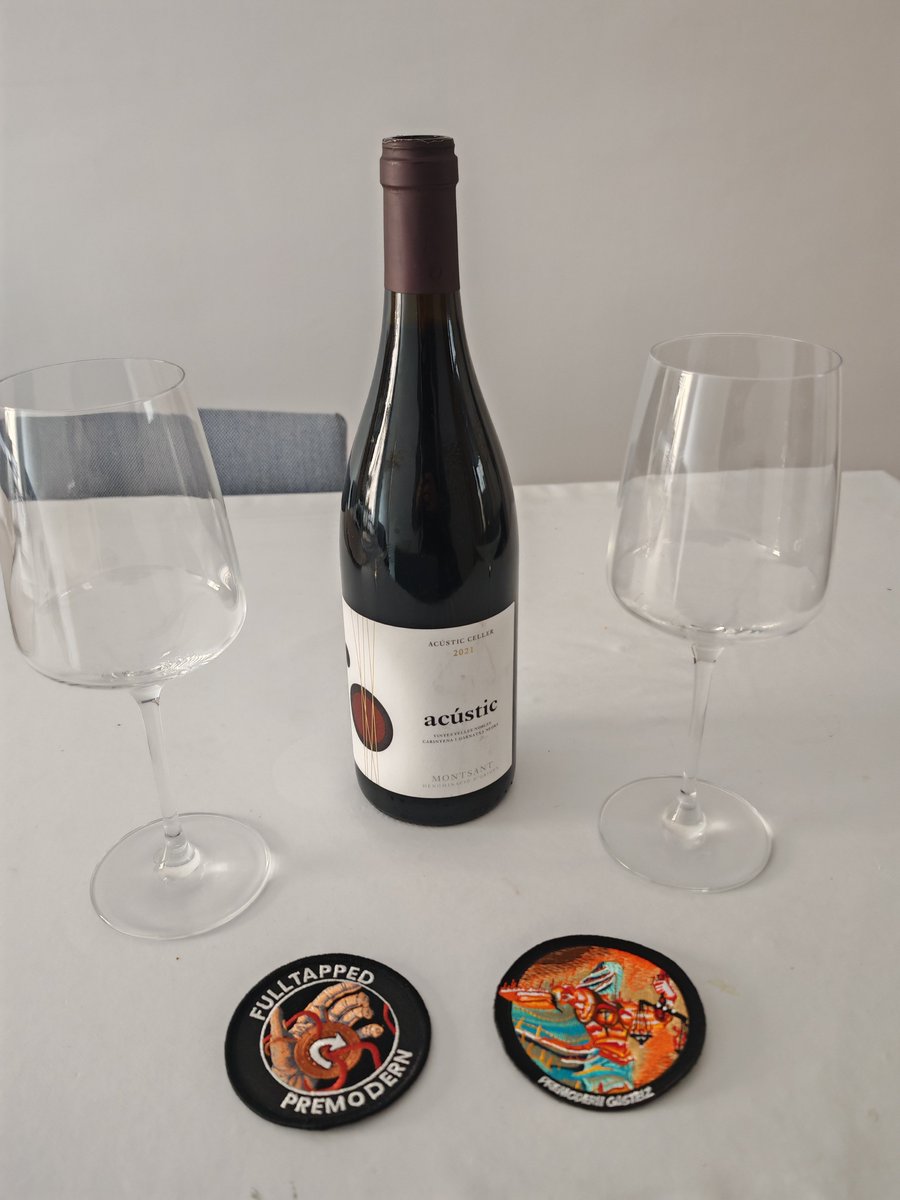 Gifts I got at the Supercup from my organizer friends  <a href="/GarciaYuse/">Yuse Garcia</a>  <a href="/FullTappedMTG/">FullTapped</a> and <a href="/PremodernMirari/">Premodern Gasteiz</a> 
This is what makes organizing worth it!