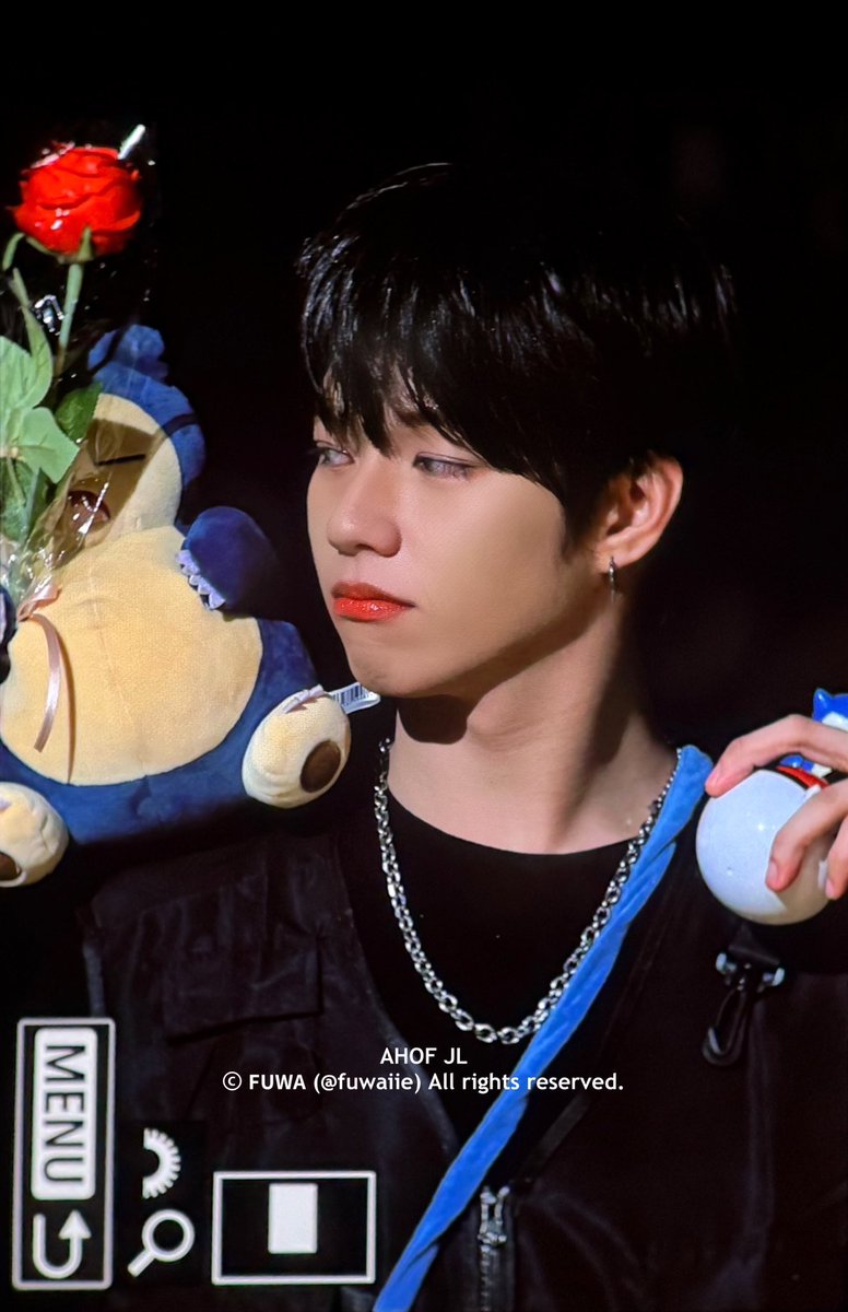 PopPlanet_'s tweet image. JL Serves Side-Profile Charm with His Poké Ball.

@AHOF_official #JL #제이엘