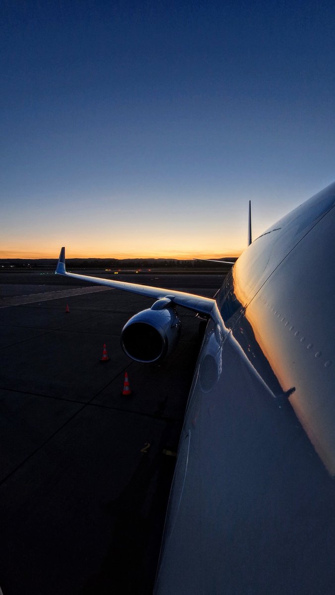 Lan_D40's tweet photo. Coucher de soleil sur Oslo, au milieu du losange scandinave entre Paris - Göteborg - Oslo - Billund
À noter que sur les 737 cargo, nous embarquons à droite pour ne pas entraver les opérations de chargement/déchargement sur la gauche de l’avion https://t.co/XRFLHVztch