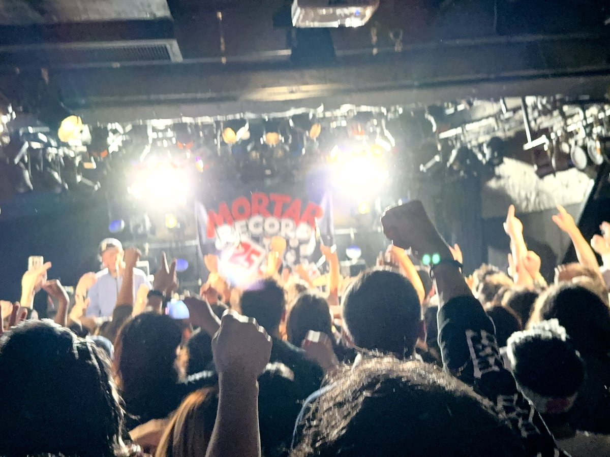 fan_fun_taisa's tweet photo. #SATURDAYGOODBYES
#ASPARAGUS
#HUSKINGBEE
#モルタルレコード
モルタルレコード25thアニバーサリー公演『HUSKING BEE x ASPARAGUS x SATURDAY GOOD-BYES 3MANN SHOW!!』 📍 HEAVEN'S ROCK 熊谷
めでたいお祝いのイベントは、ヒダカさんの
「すぐ潰れると思ってた」
から始まった
自分が子供の頃に聞いていた3バンドをまたこうして観られるなんて
あの時の曲のまま、あの時のお下劣なMCのまま、久々にビークルの曲も聴けて嬉しかったなぁ
こうしてずっと続けてくれているから、ライブハウスに行けばmusicはbeginする
これからもWALKしていってほしいバンドたち
ワリガトウゴザイマシタッ!