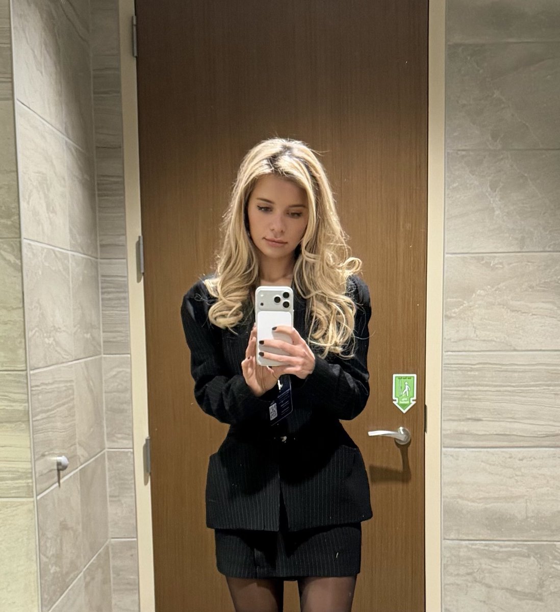 michuk's tweet photo. 1/ Founders: do due diligence on your investors!

If you don't, you might just end up with an affiliate of Epstein and Putin in your cap table.

This thread is about publicly reported facts around @mashadrokova + the money behind her fund @DayOneVC. https://t.co/NznWNZpKjV