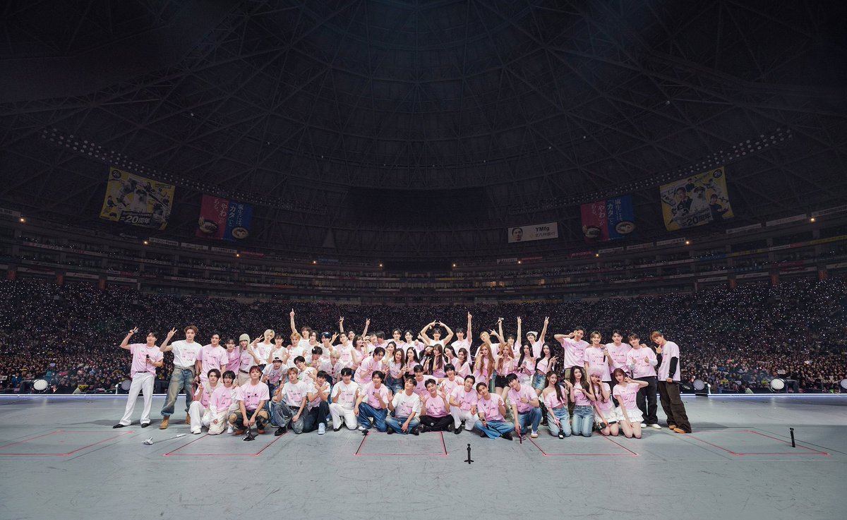 SMTOWN FAMILY💗📷

Di luar kelakuan agensi yang sering bikin emosi, tapi harus diakui ikatan keluarga SMTOWN itu kerasa banget. Interaksi antar idolnya kelihatan hangat. Idol dari beberapa generasi bisa nyatu dengan baik pas kumpul di panggung gini.