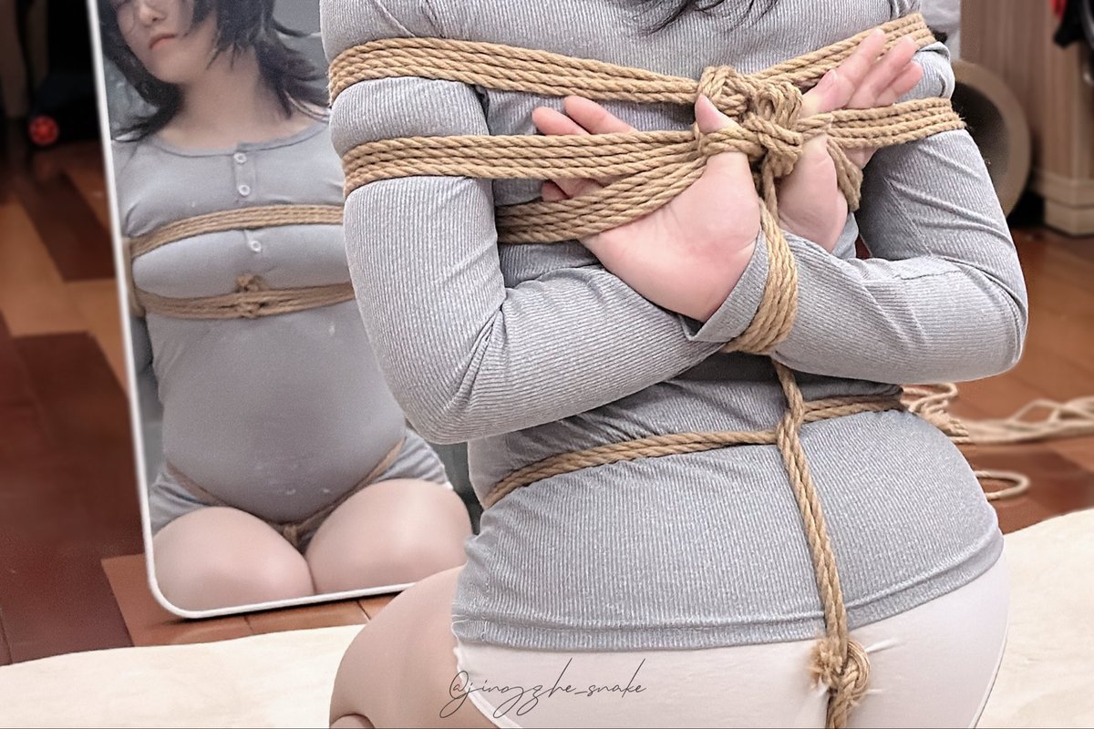 Jingzhe_snake's tweet photo. 《镜中人》
🪢📸：惊蛰
🐱：���叶@moye12344 
＃绳缚 #shibari https://t.co/3XJwpT5MBW