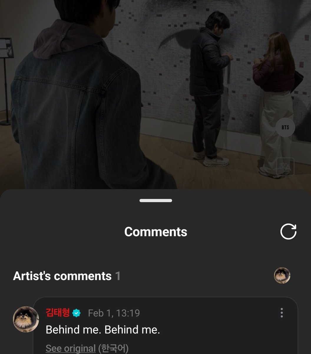 mhereonlyforbts's tweet image. NOT TAEHYUNG TEASING THE ARMYS WHO WERE TOO FOCUSED ON WRITING MESSAGES FOR HIM DURING HIS EXHIBITION EARLIER LIKE IMAGINE THEE KIM TAEHYUNG WAS BEHIND U BUT YOU DIDNT REALIZE 😭😭

🐻🐯: Behind... Behind… behind me

HES SO CUTE😭🫶