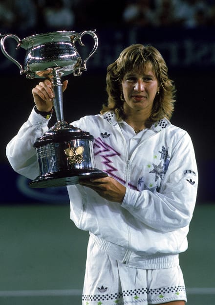 Maanuf96's tweet image. Lo de Carlos Alcaraz es una locura ganando todos los Grand Slam con 22 años.

Pero aprovechemos para recordar a Steffi Graf, que en 1988 ganó los cuatro Grand Slam y el Oro Olímpico a sus 19 años. Algo HISTÓRICO.

No se repetirá lo de Graf. Es única.