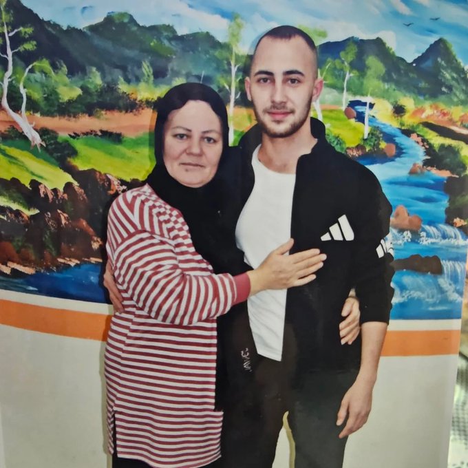TwiterSonDakika's tweet photo. Ankara'da IBAN numarasını arkadaşına veren 24 yaşındaki İbrahim Doğan, 'Dolandırıcılık' suçundan 16 yıl hapis cezası aldı.

Anne Fatma Doğan: "Parkta otururken arkadaşı kartının olmadığını söyleyerek oğlumdan hesabına para atıp çekmesini istiyor. Oğlum da iyi niyetle tamam diyor.

Parayı çekip ona veriyor, birkaç defa yine tekrarlıyor. Ondan sonra bize polis geldi. Oğlumu sordular, ifadeye çağırdılar. Oğlum ifadeye gittiği zaman öğrendik bunun bir dolandırıcılık parası olduğunu.

Biz şu anda IBAN mağduruyuz. Askerden gelmişti, işine gücüne bakacak zamandaydı, mağdur oldu. Şu anda 4 dosyadan 16 yıl ceza aldı. 1.5 yıldır da cezaevinde.

O arkadaşı 110 yılla yargılanıyor. Çünkü çok gencimizi mağdur etmiş. Benim çocuğum da içinde. 'Okulumu tamamlarım, üniversiteye giderim' diye düşünüyordu. Hayalleri suya düştü.

Biz karakol, mahkeme hiçbir şey bilmezken bu duruma düştük. 25 bin TL'lik bir meblağ için ömrü gitti, hayatı gitti."
