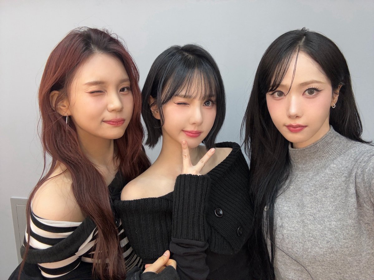 [#VIVId_dayZ] 📸

260201 팬사인회 완료✨

말도 안 되게 귀여운 나비랑 함께해서 행복한 엄지 은하수 오로라💜

#VIVIZ #비비지
#EUNHA #은하 
#SINB #신비
#UMJI #엄지
#VIVID_GIRLS