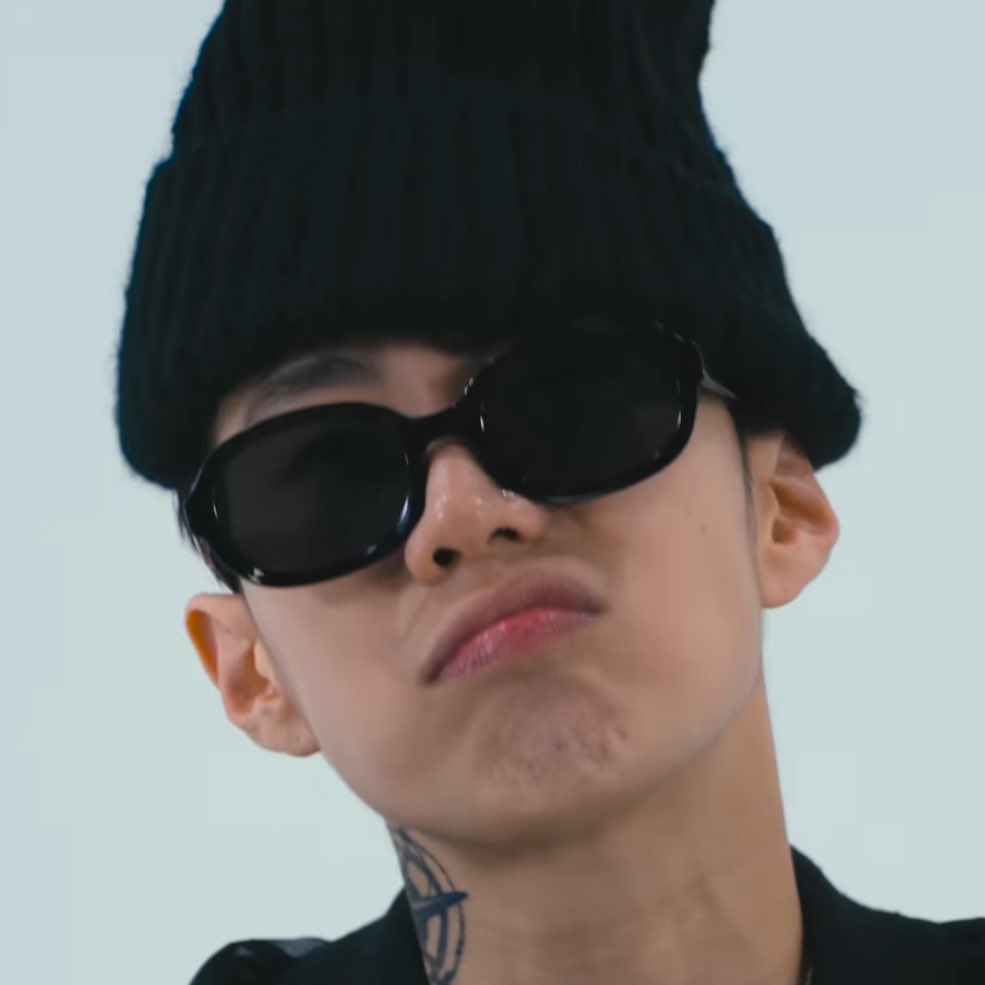 s_stalgia's tweet image. 안경과 비니를 삐뚤게 쓰면 더 귀여워짐