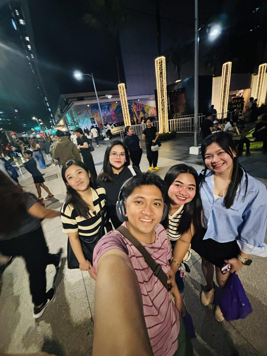allyzestrd's tweet photo. reunited high school besties 💗 https://t.co/LYFya5e34z