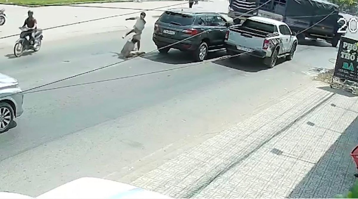 Va chạm vớ vẩn nhưng lại có thể dứt hai mạng người. Nát hai gia đình. 

- Ban đầu là ba cú móc vào thái dương
- Tiếp đó là cú sút knock out, nạn nhân mất kết nối lập tức
- Nguyên nhân tuvong là xuất huyết não

Anh em lưu ý, va chạm xuống xe thì việc cần làm