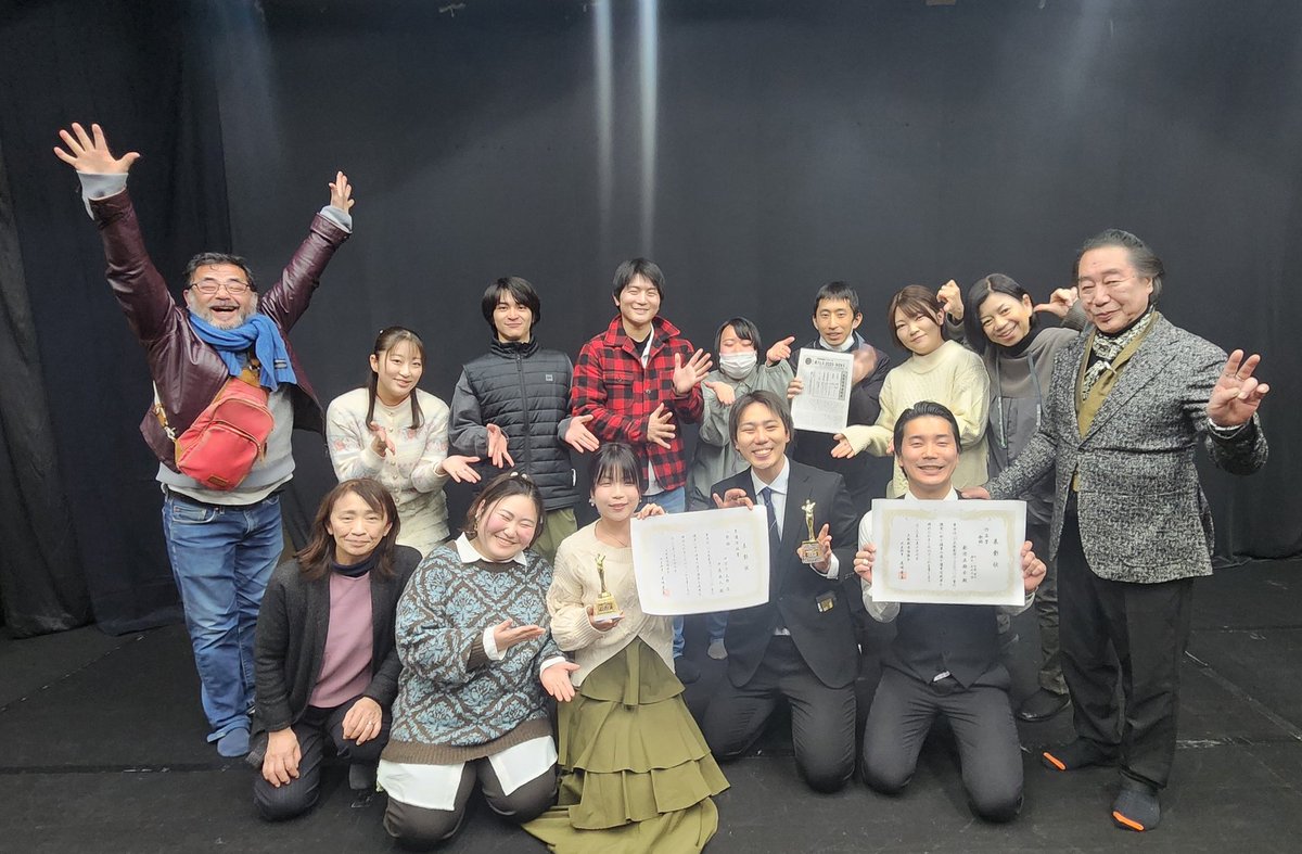 gokikai_5's tweet photo. そして、石野と中原が賞をいただいたこの『歌姫』ですが、なんと大阪劇団協議会の作品賞に選ばれました👏

若手の劇団員中心で作り上げたこの作品。
もちろん先輩方に支えてもらいながらではありますが、こうして若手の自信にも繋がる結果となって大変喜ばしいです！ https://t.co/xH9YJu9u8c