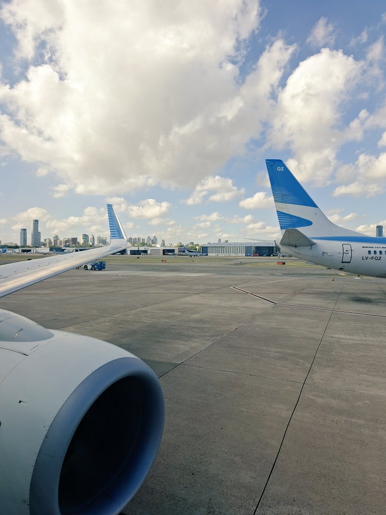 La puntualidad que está manejando aerolíneas argentinas es digna de destacar. Son las 9.44 y estamos en cola para despegar.
