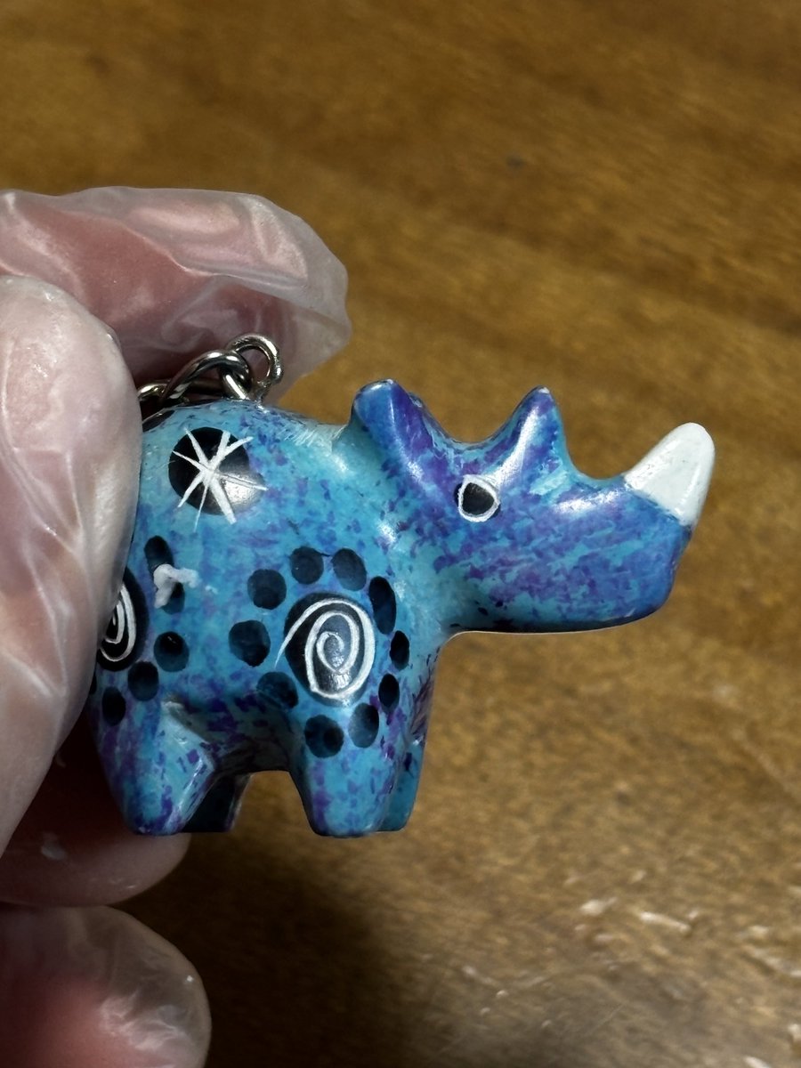 Play_shoot's tweet photo. アフリカ土産のサイのキーホルダー（滑石製）のツノ部分、いつの間にか乱獲に遭ったような折れ方してて可哀想悲しかったので初めてパテを使ってみて修理。
富士山みたいで可愛くなったので、色は塗らずにこのままにしとこうと思う https://t.co/rxyMw7LlrG