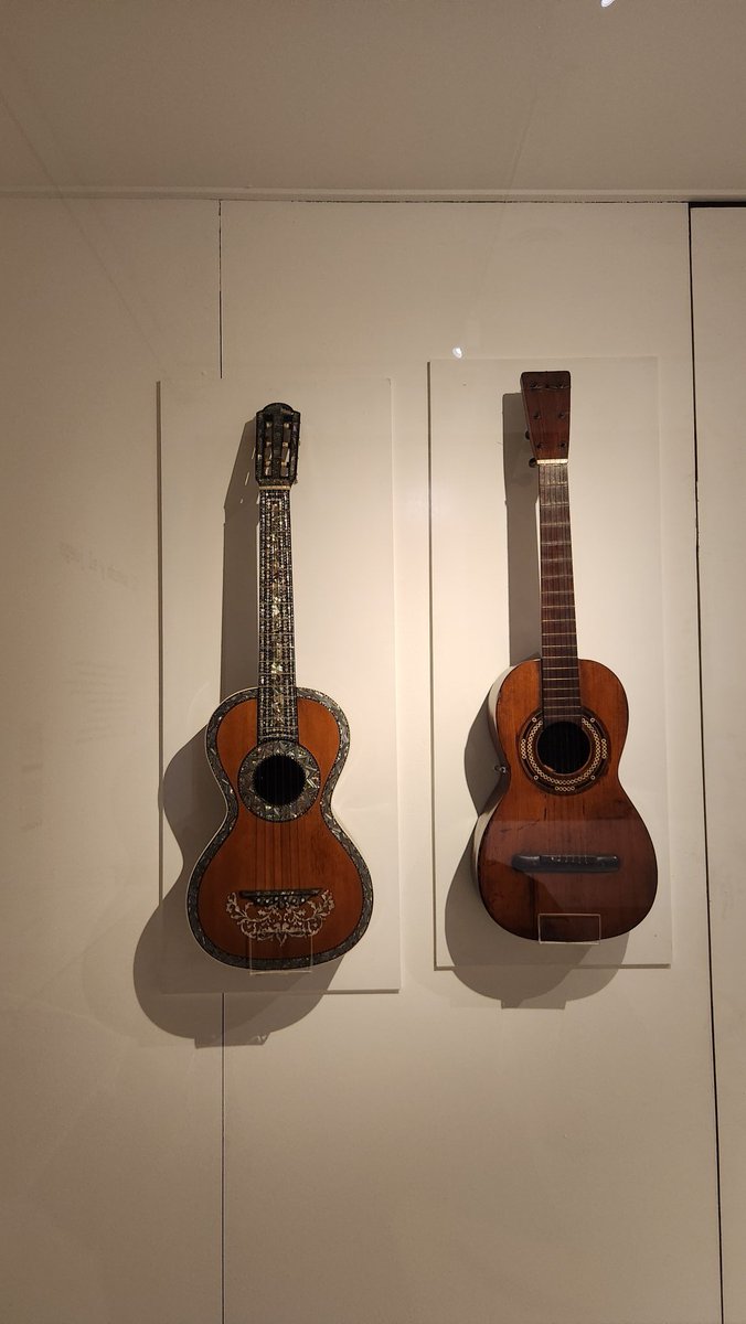 Las guitarras de Don Juan Manuel de Rosas. La de la izquierda muy Steve Vai.