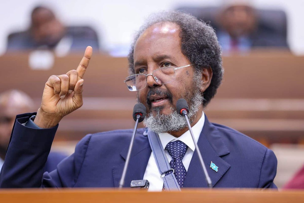 RAbdiAnalyst's tweet photo. The Hassan Sheikh government in Mogadishu on same disastrous path of past dictatorships.

After proclaiming bad faith dialogue with opposition, it is returning to the Farmaajo playbook of weaponising aviation.

Today it directly endangered lives of opposition delegates coming to Mogadishu for a confrerence by ordering flights from Kismayo and Garowe to turn back mid-way through journey.