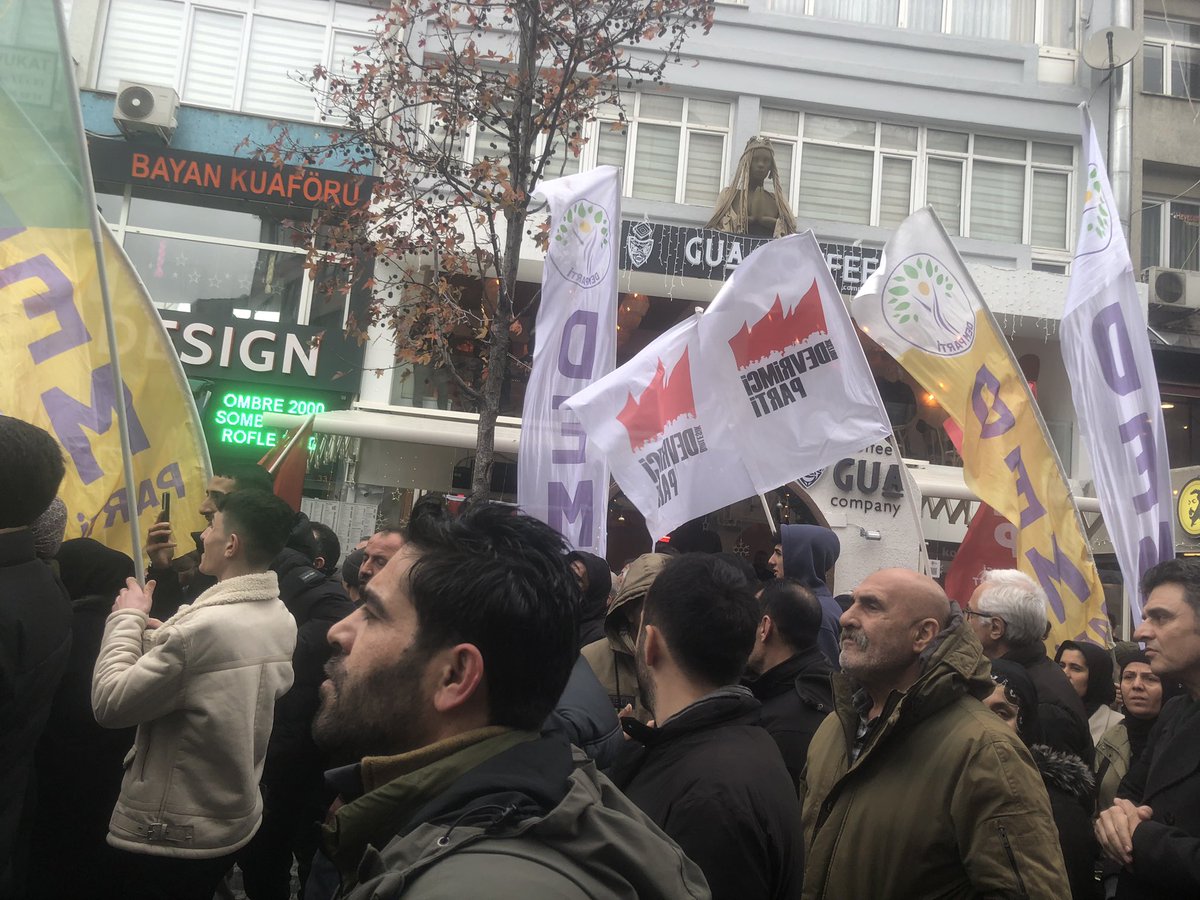 DvrmpartIstanbl's tweet photo. 1 Şubat Dünya Rojava Günü’nde Kobane’yi Enternasyonalist ruhuyla Kadıköy’den selamlıyoruz. 
 
Bijî Berxwedana Rojava !
#RojavaUnderAttack 
#KobaneUnderSiege https://t.co/ktlTo0Jl4p