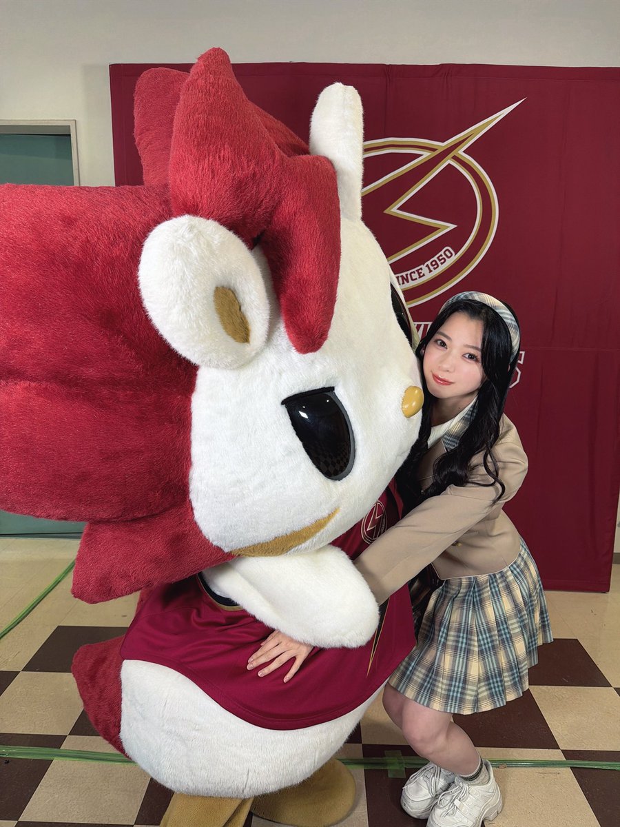 murayama_yuuka's tweet photo. 「りそなグループ B.LEAGUE 2025-26 B1リーグ戦 第21節 川崎ブレイブサンダース vs サンロッカーズ渋谷」
ハーフタイムショーにて歌唱パフォーマンスさせていただきました！
ありがとうございました！❤️‍🔥

ロウルくんとです🫶🏻⚡️
#川崎ブレイブサンダース さん
#ニアジョイ https://t.co/wTA1mAAWgG