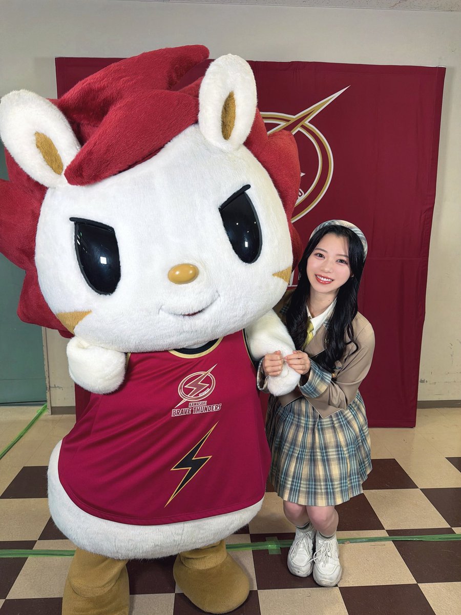 murayama_yuuka's tweet photo. 「りそなグループ B.LEAGUE 2025-26 B1リーグ戦 第21節 川崎ブレイブサンダース vs サンロッカーズ渋谷」
ハーフタイムショーにて歌唱パフォーマンスさせていただきました！
ありがとうございました！❤️‍🔥

ロウルくんとです🫶🏻⚡️
#川崎ブレイブサンダース さん
#ニアジョイ https://t.co/wTA1mAAWgG