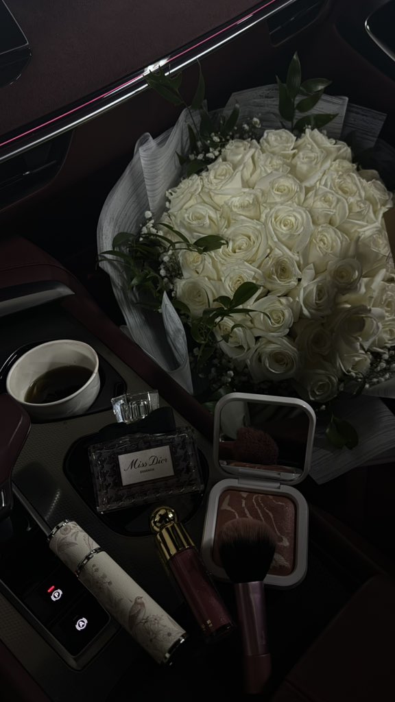 _isvh's tweet photo. White flowers ✨ https://t.co/rgFdXpxrYd