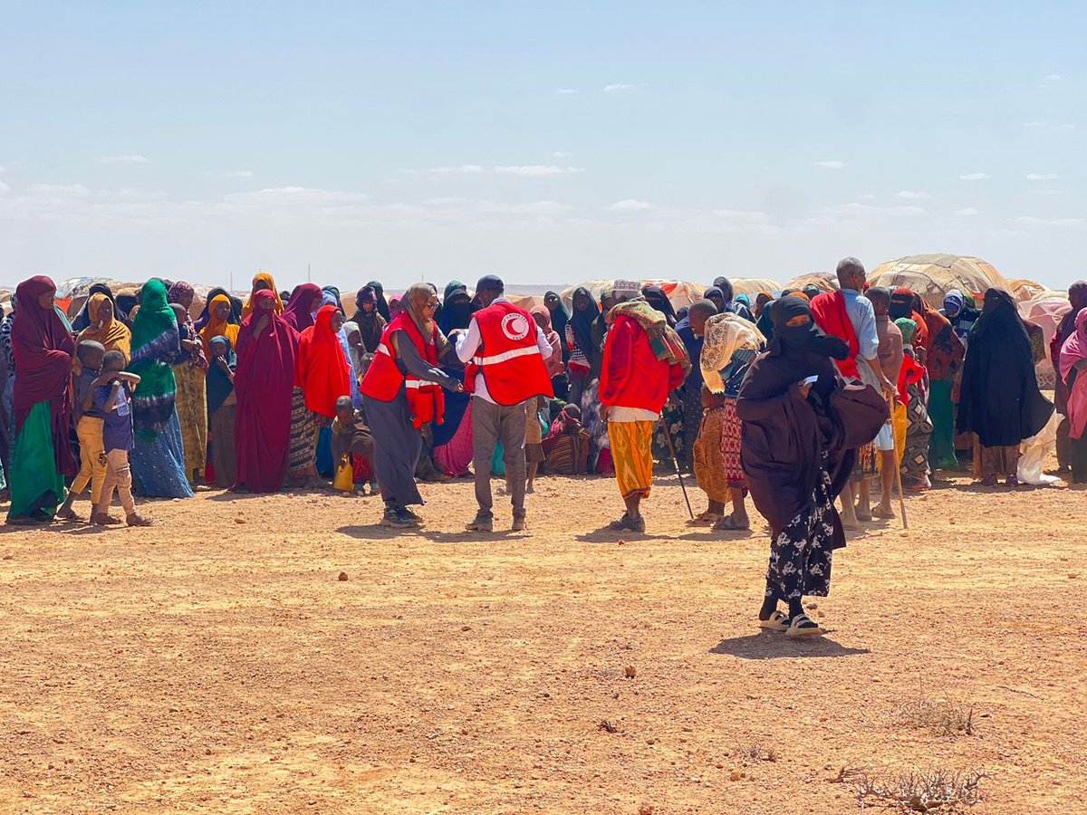 A total of 200 households in a displacement camp near Dongorayo District under SRCS Garowe Branch, received non-food items (NFIs) and shelter assistance.

The displaced families were affected by the ongoing drought, which dried up water sources and killed their livestock.

The