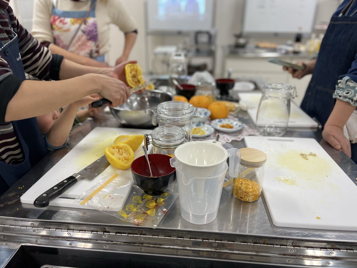 mim404_'s tweet photo. ビナレッジでポン酢&amp;甘夏胡椒作り🍊親子参加可だったけど、2歳には難しいと思って1人で行ってきた😚
自家製調味料美味しすぎる〜！これに合う料理を作るのが楽しみ😆 https://t.co/5weSrSFxqF