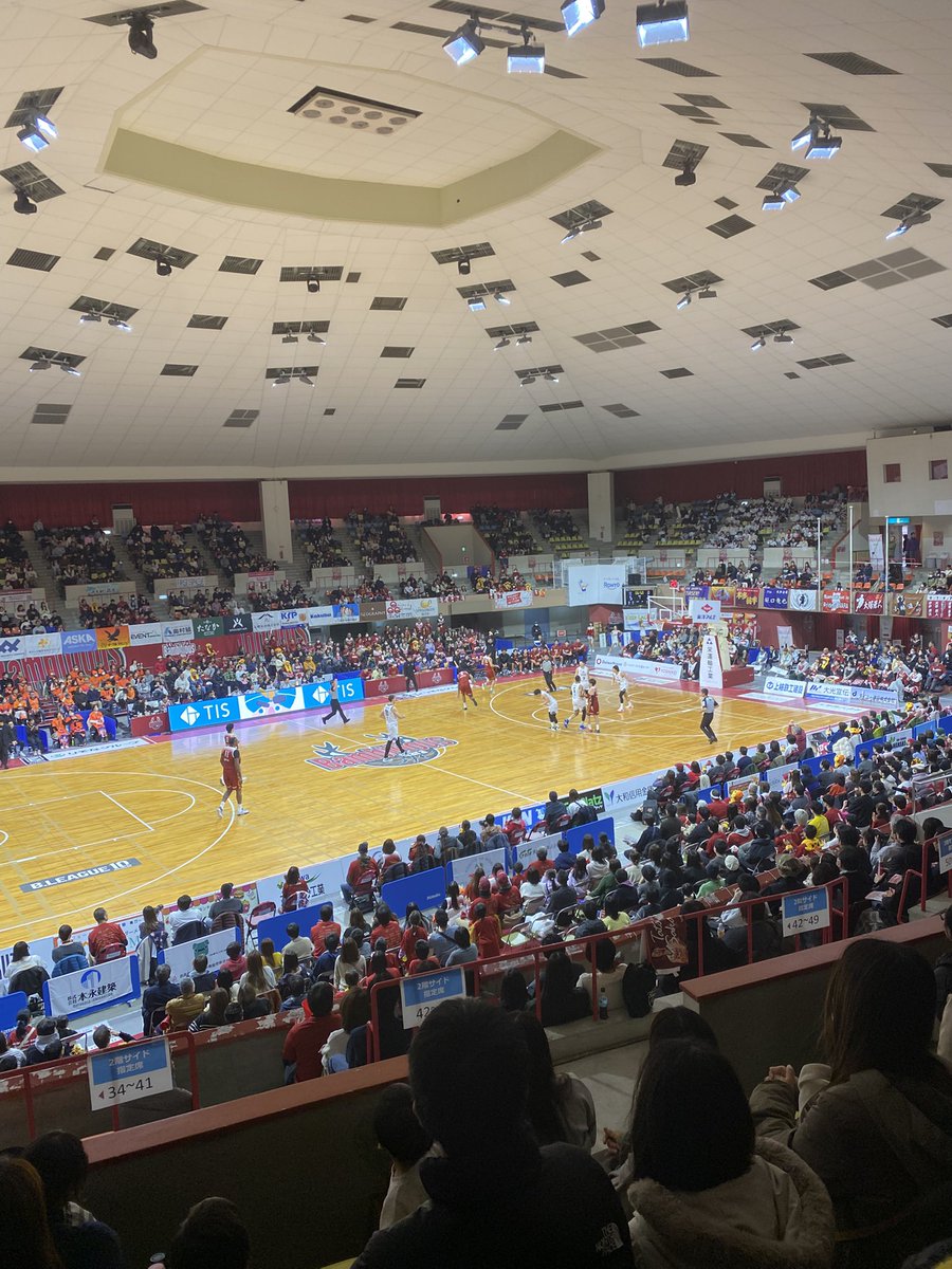 バスケコートでLIVE！！
お客さんの熱気も最高でした🔥
試合にも勝って4連勝！！
最後まで釘付けでした〜🏀
おめでとうございます！！

#バンビシャス奈良
#懐メロアリーナ
#LIKALIFE