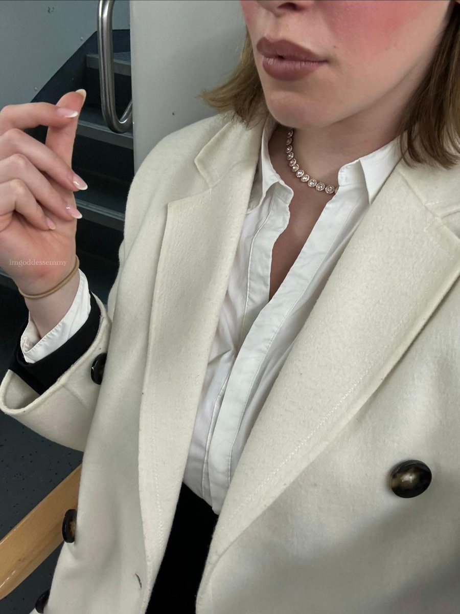 imgoddessemmy's tweet photo. Du siehst mich nur dann in einem Zug sitzen, wenn sich die Fahrt für mich auch lohnt. Kannst du dir das leisten? 👍🏻 https://t.co/eSEllt0jny