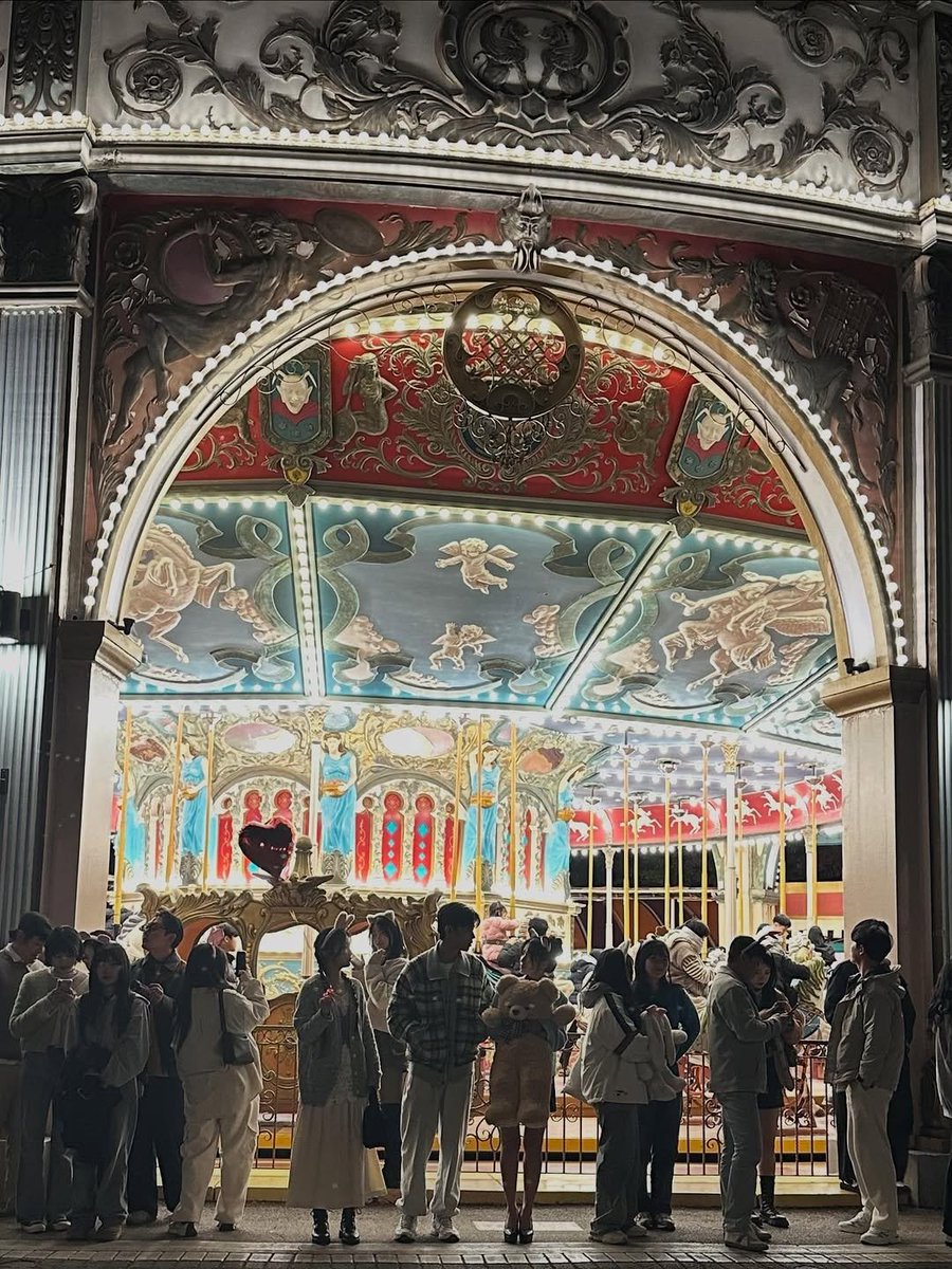 Everyone’s updating but them. Please give us your amusement park photos as well, our hokang! 🦊⚽️