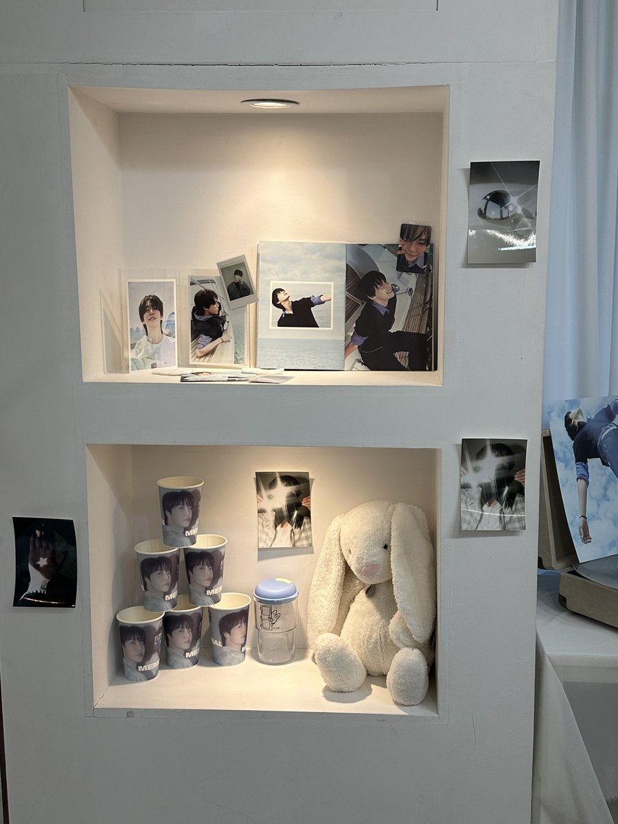 #Memory_of_DOYOUNG

사람이 너무 많아서 선착은 못한 🥹 ,,  소어 앨범 느낌이 딱 나는 카페 ,, 진짜 소어 앨범 진짜 좋아하는데 들어가자마자 소어를 한 카페로 보여주는 느낌.. 분위기 진짜 좋아요 ,, 럭드 오마모리 키링 가지고 싶었는데 나와서 다행이고 진짜 이뻐요 .. 바닥도 이뻐요 ,, 💙🍃