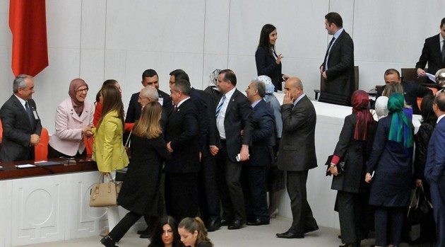 Epstein deyince aklıma şu fotoğraf geldi.

Ensar Vakfı'nda çocuklara tecavüzün araştırılmasına dair önergeyi reddeden AKP'li vekiller "Bir kereden bir şey olmaz" diyen bakanı tebrik etmek için gülerek sıraya girmişti.