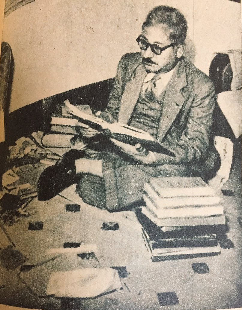 كانت القراءة هي متعة الأديب المصري زكي مبارك الوحيدة في الحياة، فملأ بيته بآلاف الكتب؛ وهذه صورته في صومعته والكتب تحاصره من جميع الجهات.