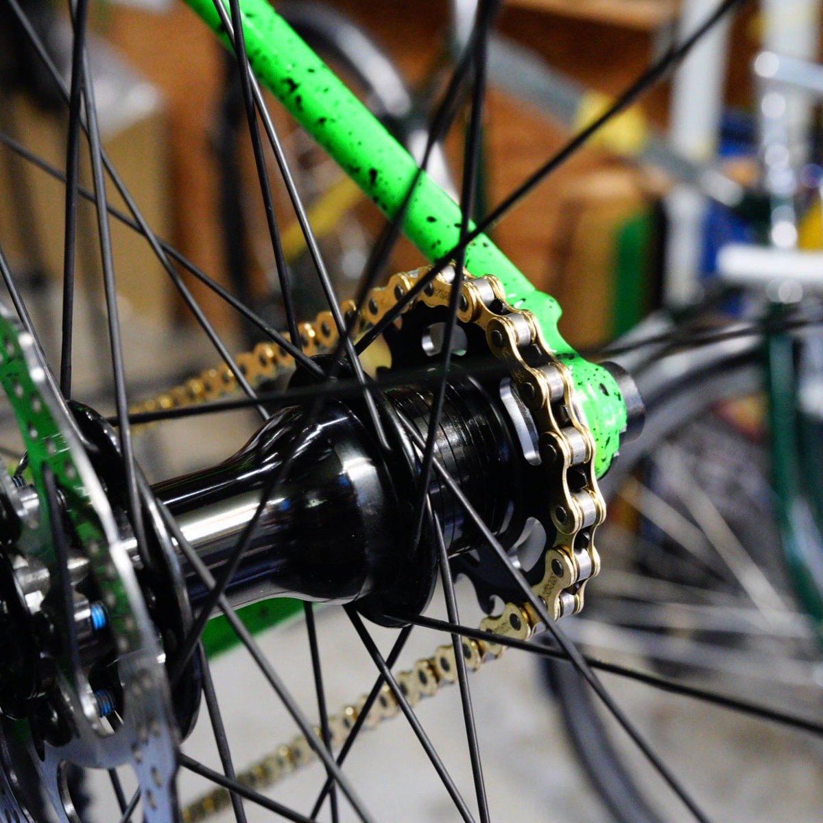 kozyflat's tweet photo. All-Cityカスタム 〜FAIRWEATHERの “single speed spacer kit (black/18t)“、ALL BLACK +  肉抜き加工 がお気に入り &amp; スチール製で安心
#fairweatherbikes #elephant_circles https://t.co/SEO5uDn2TW