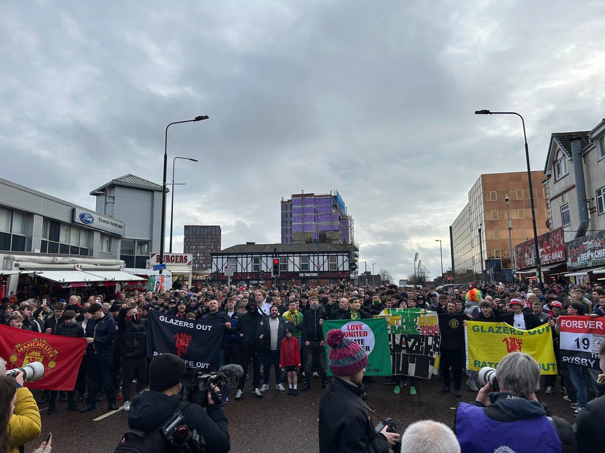 UtdDistrict's tweet photo. #mufc fans out in FULL FORCE for the protest today 📸

[@AndyMitten] https://t.co/6sMPH70Yfj