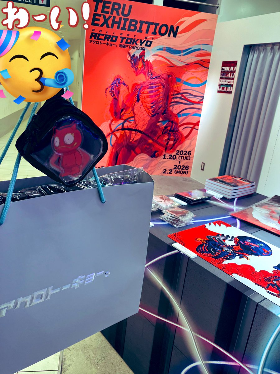 Kanami959706's tweet photo. 先週どんな感じか下見に来て欲しいもの厳選して、いざ買いに来たら売り切れ多数😱やっぱり売ってるの見た時に買わなきゃダメだ、不覚でしたわ😟
ただ、だからこそ悩んでたパーカー&amp;Tシャツも買う事ができました✌︎('ω')✌︎
今日お供に連れてきた”たびおに”アクスタも添えて😘
#REDTAIL https://t.co/n9GDc8ghiM