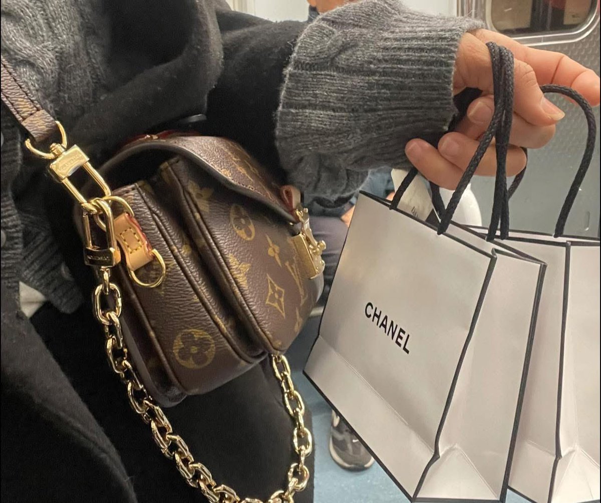 Em đang định đăng một cái caption mà chưa biết viết gì, hay là em viết tên anh vào nhé? 👜👒💍💞