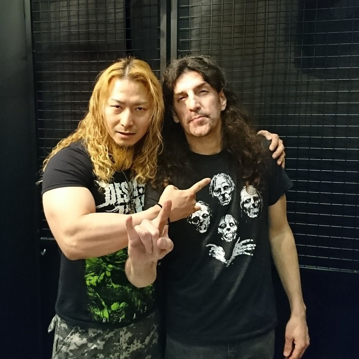 VALANKING027's tweet photo. SUPERBEASTが海外メディアに出始めた頃AnthraxのFrank Belloとの1枚!! 'Thank you my friend!' と言ってもらえた事が今でも心に響く!!
#superbeast #anthrax #frankbello #valan #ヴァラン https://t.co/BqjP7qtNmO