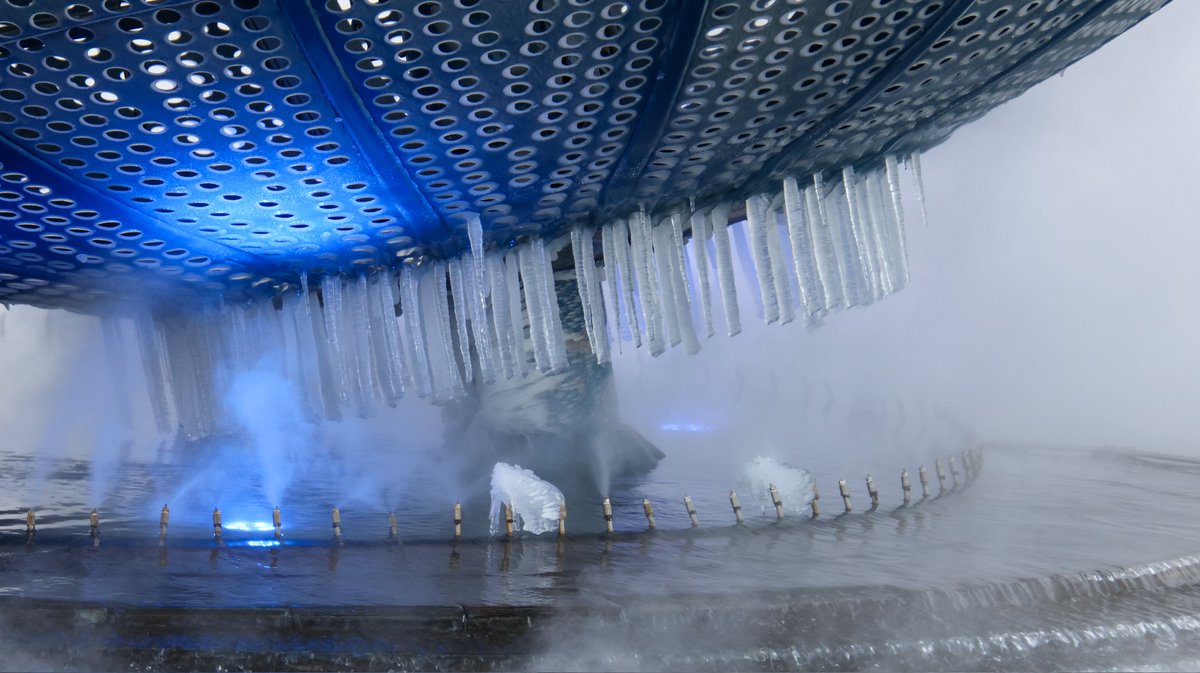 bioreconstruct's tweet image. Icicles at bottom of the rotating Universal Studios Florida globe. Due to the overnight 26F/-3C temperature.