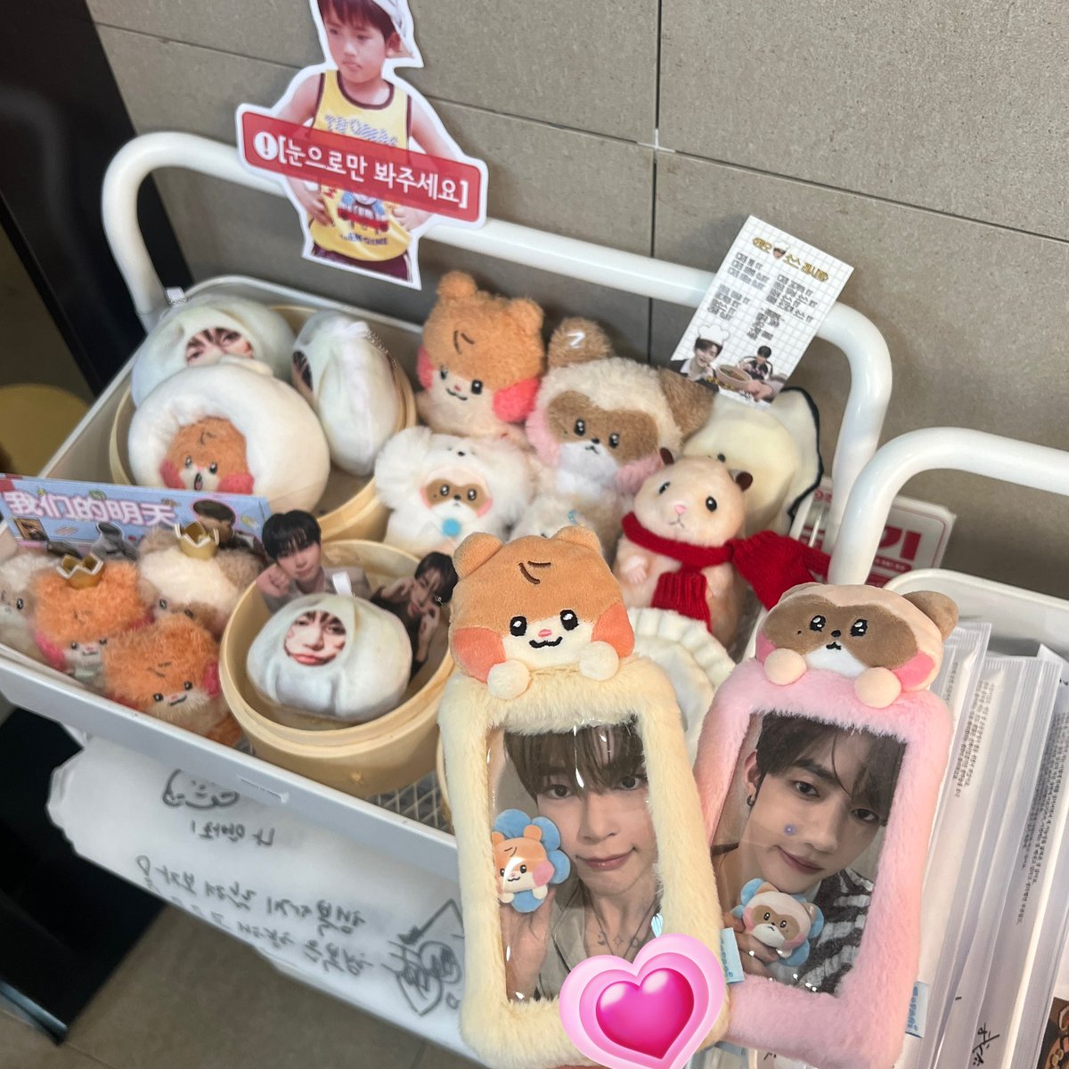 angkumgay's tweet photo. 이런 이벤트 앞으로도 많이 있길...
너무 좋았어요 특전 하나하나 다 넘귀🩵🩷
앞치마도 넘 귀야웟음 둘 조합 영원해 ㅅㄹㅎㅜㅜㅜㅜㅜㅜ
#우리의_내일 #H_H https://t.co/Mog38qy8Q2