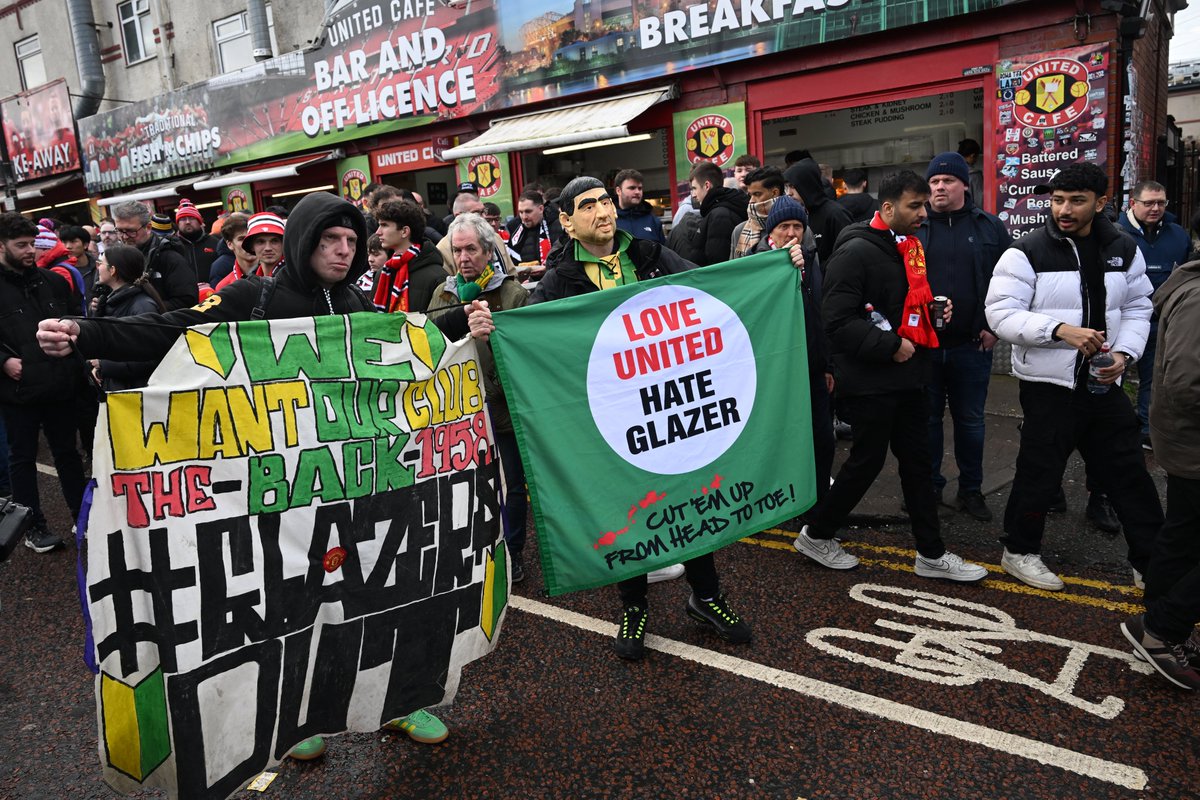 🔰 Protesters outside Old Trafford. #GlazersOut