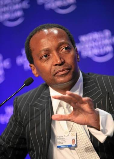 According to the most recent estimates from early 2026, Patrice Motsepe’s personal fortune is valued at approximately 3.4 billion US dollars. This immense wealth comes primarily from the mining sector, not football. However, his billionaire status fuels the perception. 🐍