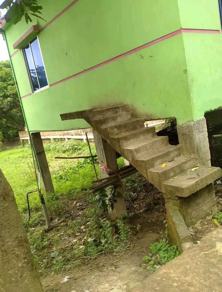 reeceollld's tweet image. what’s the purpose of the staircase?😭😭😭