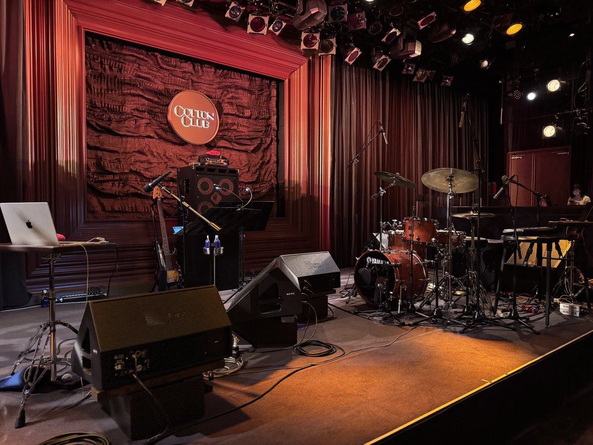 yoruno_hattrick's tweet photo. #Actiontrio @cottonclub 2nd 1/31
DAVID BINNEY(Sax)LOUIS COLE,(Dr)
PERA KRSTAJIC(B)
みんな大好きルイス・コール参加ということで
かくいう私も予約
saxのDAVID中心の作品に集まったTRIO
変則高速ビート入れ、メローな感じにも
グルーヴィーにも聴かせ、締めはルイスに
Funky〜Chilにと満喫 https://t.co/Kt6TvrmUCl