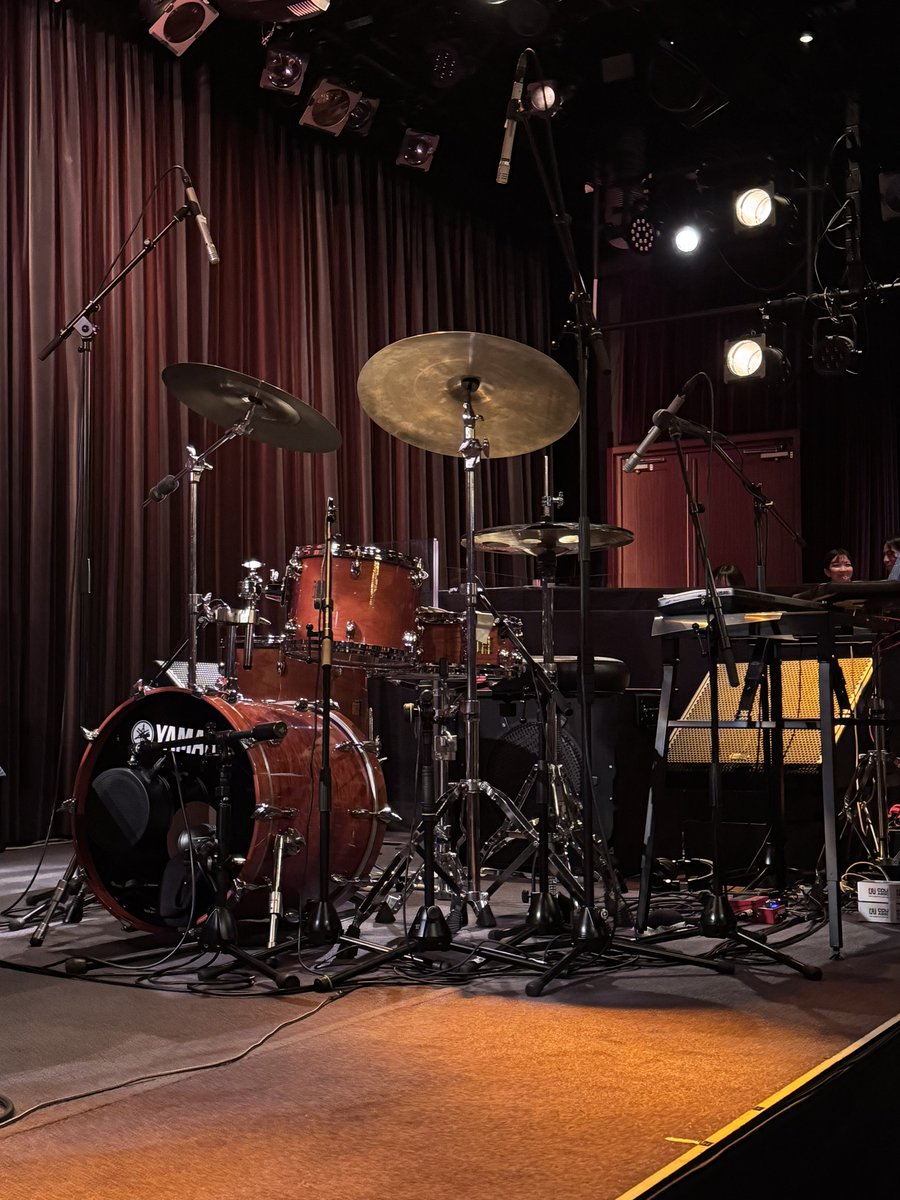 yoruno_hattrick's tweet photo. #Actiontrio @cottonclub 2nd 1/31
DAVID BINNEY(Sax)LOUIS COLE,(Dr)
PERA KRSTAJIC(B)
みんな大好きルイス・コール参加ということで
かくいう私も予約
saxのDAVID中心の作品に集まったTRIO
変則高速ビート入れ、メローな感じにも
グルーヴィーにも聴かせ、締めはルイスに
Funky〜Chilにと満喫 https://t.co/Kt6TvrmUCl