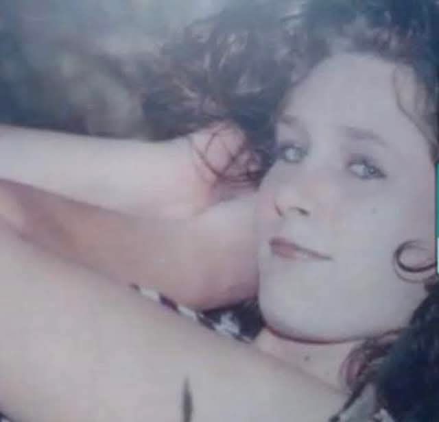 🔴 Según antecedentes asociados al caso Epstein, una menor identificada como Dusti Rhea Duke acusó a Donald Trump de haberla violado cuando tenía 14 años, en 1994.

🔴 Cinco años después presentó la denuncia y, dos semanas más tarde, apareció muerta por un disparo en la cabeza en