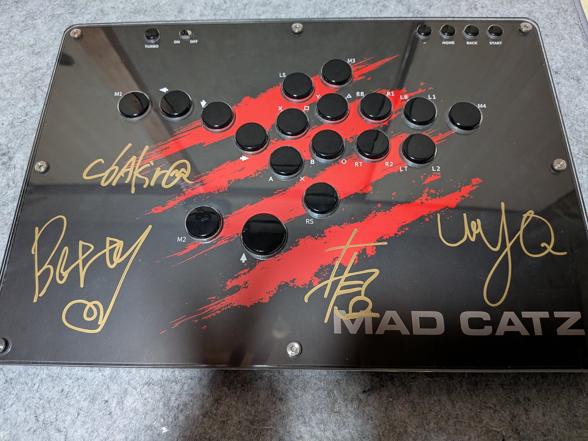 あと最後のファンミーティングでMADCATZのN.E.K.Oの天板にサイン頂いた