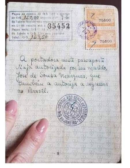 Principalmente para as mulheres que criticam o feminismo, há 70 anos uma mulher adulta precisava da AUTORIZAÇÃO do marido pra viajar. Esse  ABSURDO era normal na época.