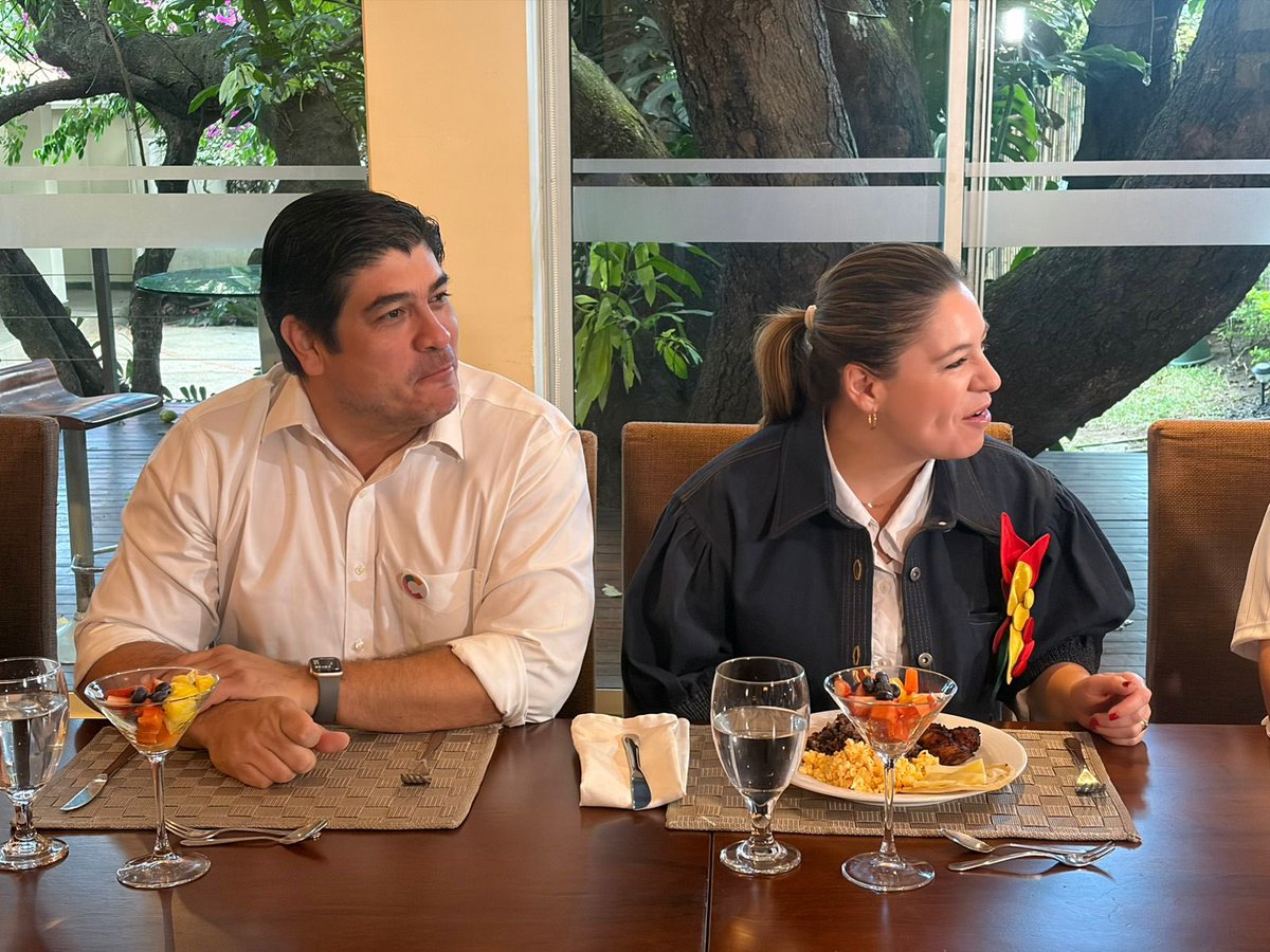 MonumentalCR's tweet photo. #Voto2026 Candidata de la Coalición Agenda Ciudadana, Claudia Dobles inició su día con un desayuno en Santa Ana.
Estuvo acompañada de su esposo el expresidente Carlos Alvarado #NM935 https://t.co/HXvooN9jGh