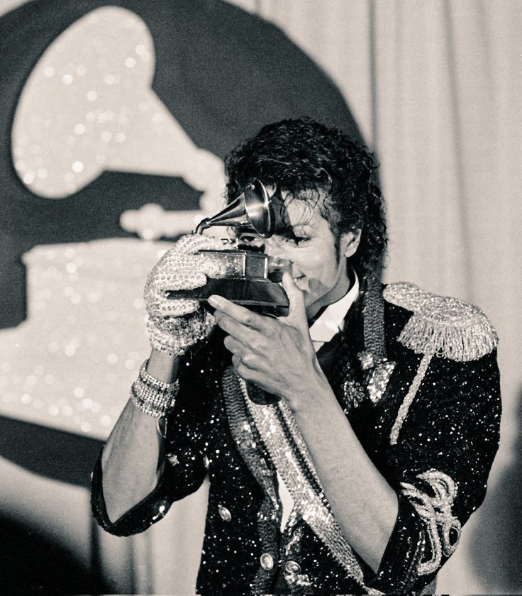 lunasnow_fan_10's tweet photo. Hoje, dia 1 de fevereiro, será realizado mais uma edição de Grammy.

Em homenagem ao maior artista de todos os tempos, que tal relembrar um pouco mais da edição que fez Michael Jackson eterno?

Viagem ao Passado: 1984 Grammys

A Thread Written By: (@lunasnow_fan_10) https://t.co/fF0FeTH7xw