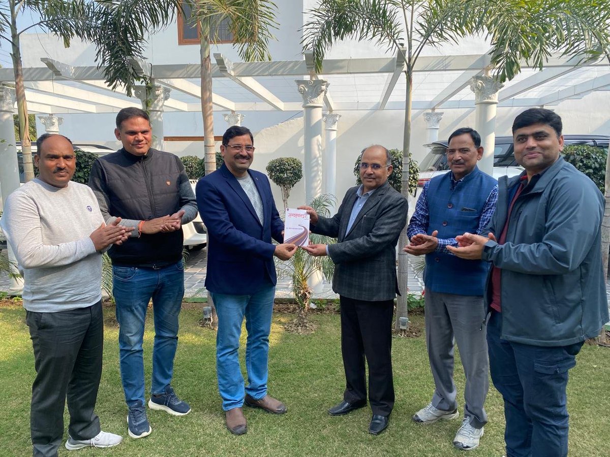 Nihitarth_09's tweet photo. #समझावनपुर #कहानीसंग्रह लेखक #डॉक्टर_उदित_नारायण_पांडेय ।
एक समसामयिक युग की भाषा में युग का संकलन है। जिसमें धर्मक्षेत्र के अनुभव, अनुभूत और कानून के छोटे-छोटे उपबंधों के साथ कहानियों के प्लॉट बनाए गये हैं।
महाकाव्य के प्रसंग कथ्य में रंगमंचीय उत्सुकता उत्पन्न करते हैं। #पठनीय । https://t.co/5osRl3UeJH