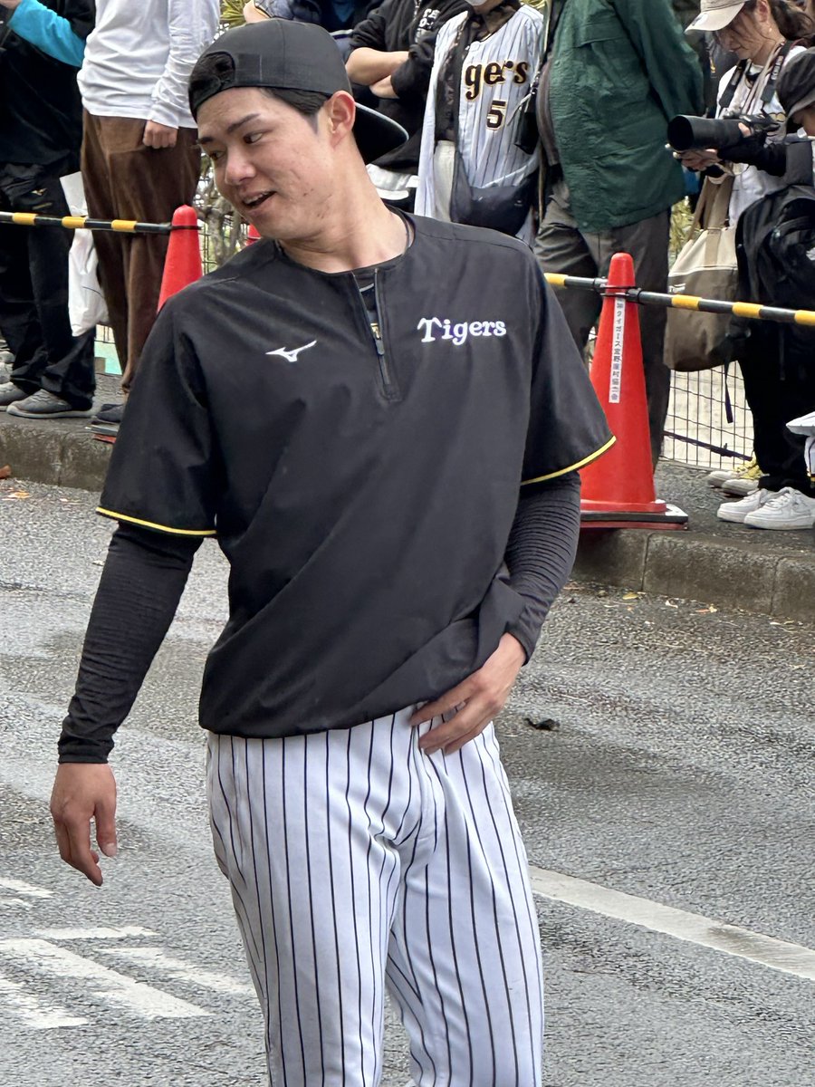 simo42simo42's tweet photo. 阪神宜野座キャンプ！！
中野拓夢選手が坂道ダッシュしていて、タオルを水色タオルを中野選手に渡し、最後お話しした横浜のご家族さま！！
なんと！！私のカバンに！！ペンの先が！！
こんなミラクルあるって事で、投稿しちゃいました。
#阪神宜野座キャンプ
#中野拓夢
#坂道ダッシュ https://t.co/shNo0LJlze